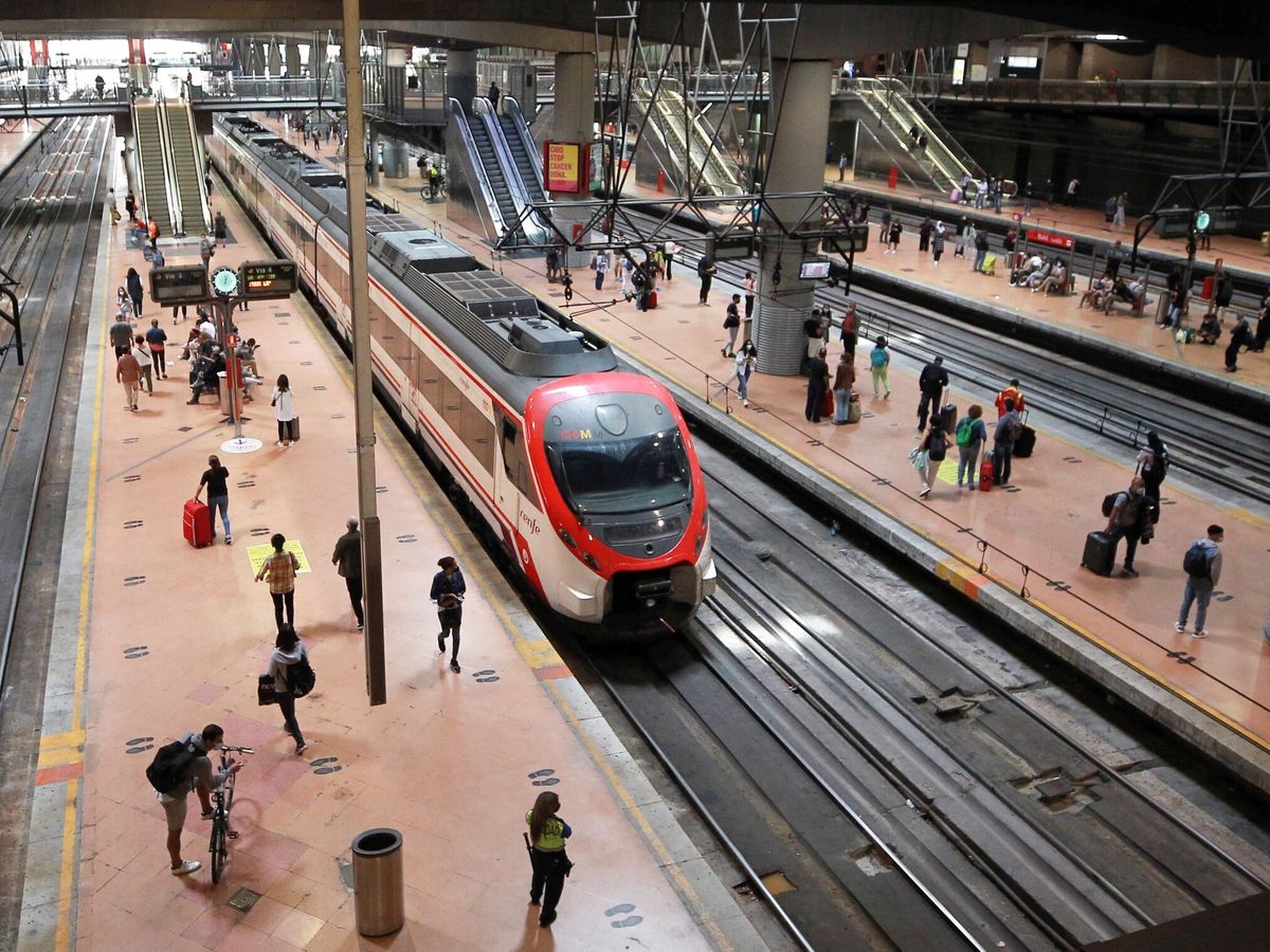 Foto: Vista de la estación de trenes de cercanías de Atocha, en Madrid. (Victor Lerena/EFE)