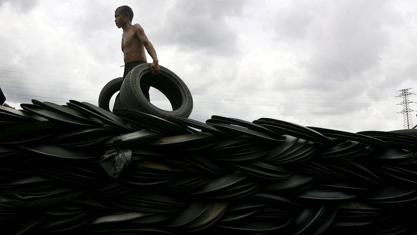 Montaña de neumáticos en Indonesia. (EFE)