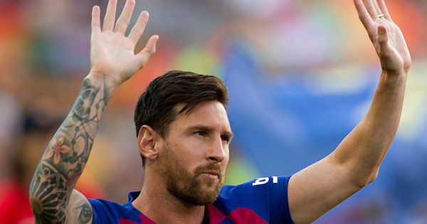 Foto: Leo Messi saluda a los aficionados del Camp Nou antes de la disputa del trofeo Joan Gamper. (Efe)