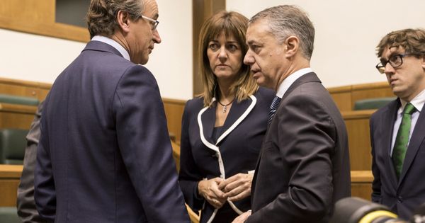 Foto: Urkullu y Alonso hablan en el Parlamento vasco en presencia de los socialistas Idoia Mendia y Eneko Andueza. (EFE)