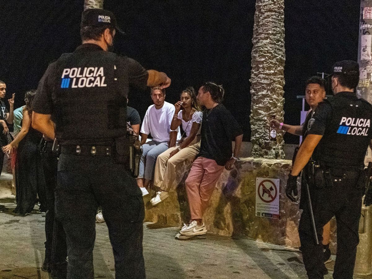 Foto: Policía Local de Mallorca patrullan la por la Playa de Punta Ballena, Mallorca. (EFE/Cati Cladera)