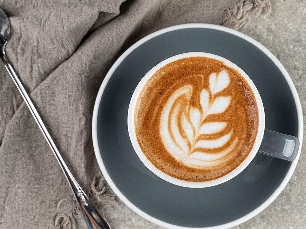 Foto: Una taza de café latte con un precioso diseño. (Una pausa agradable)