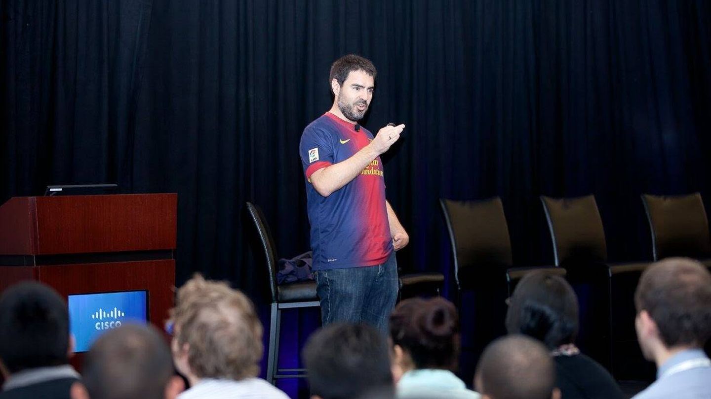 Xavier Amatriain, en una charla, vistiendo la camiseta del Barça. (Cedida)