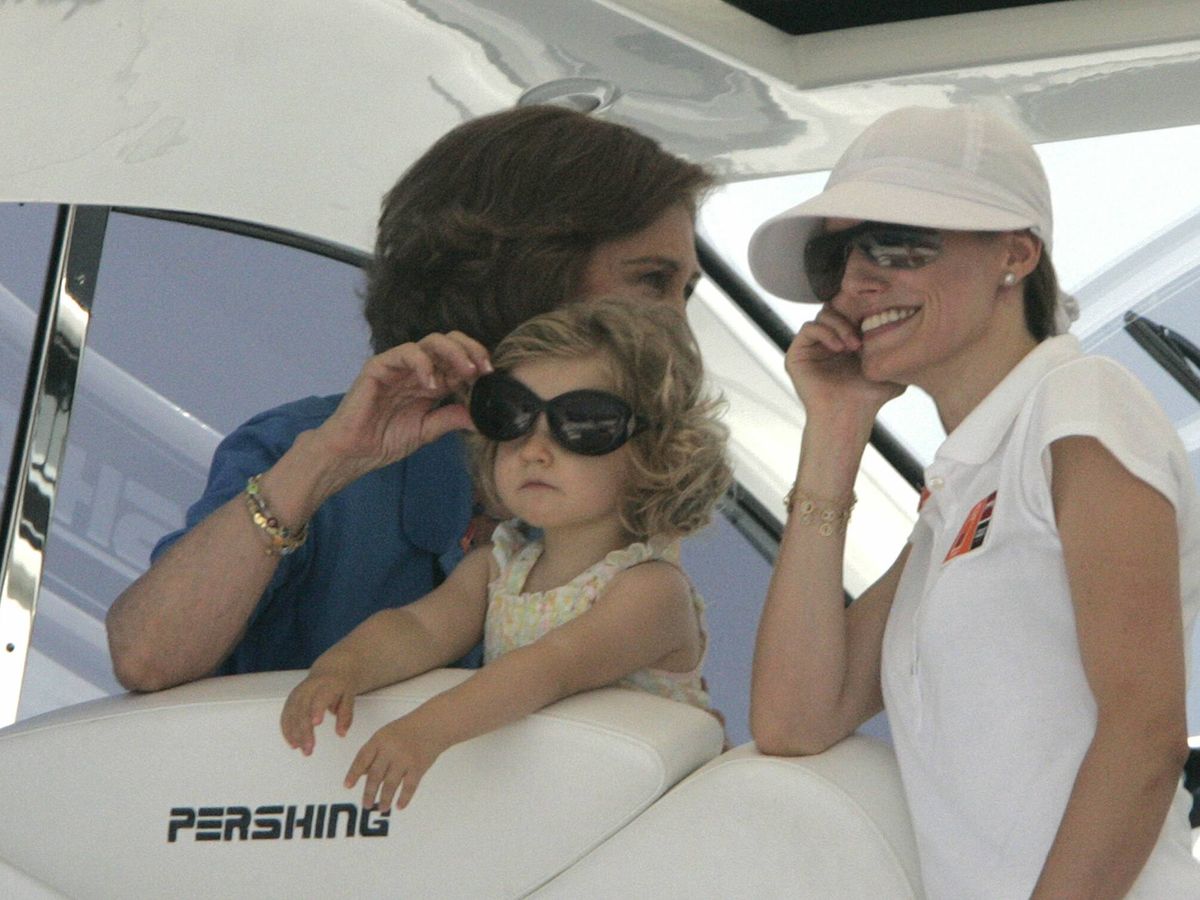 Foto: La reina Letizia, navegando en 2007 junto a la reina Sofía y a una pequeña princesa Leonor. (CP)