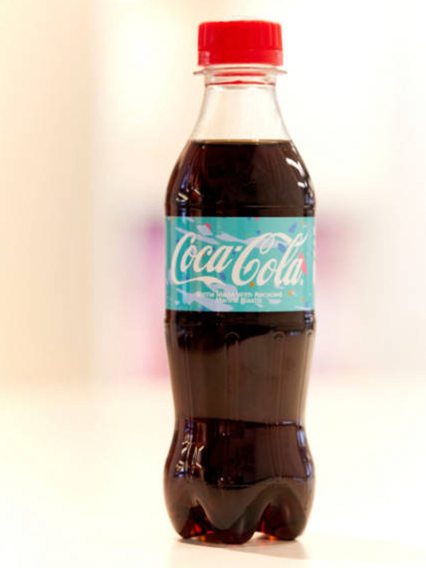 La primera botella de Coca-Cola hecha con plástico marino recuperado.