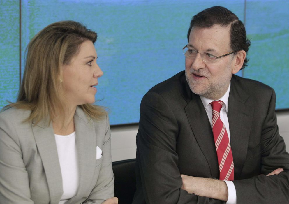 Foto: El presidente del Gobierno, Mariano Rajoy (d), conversa con la secretaria general del PP, María Dolores de Cospedal. (EFE)