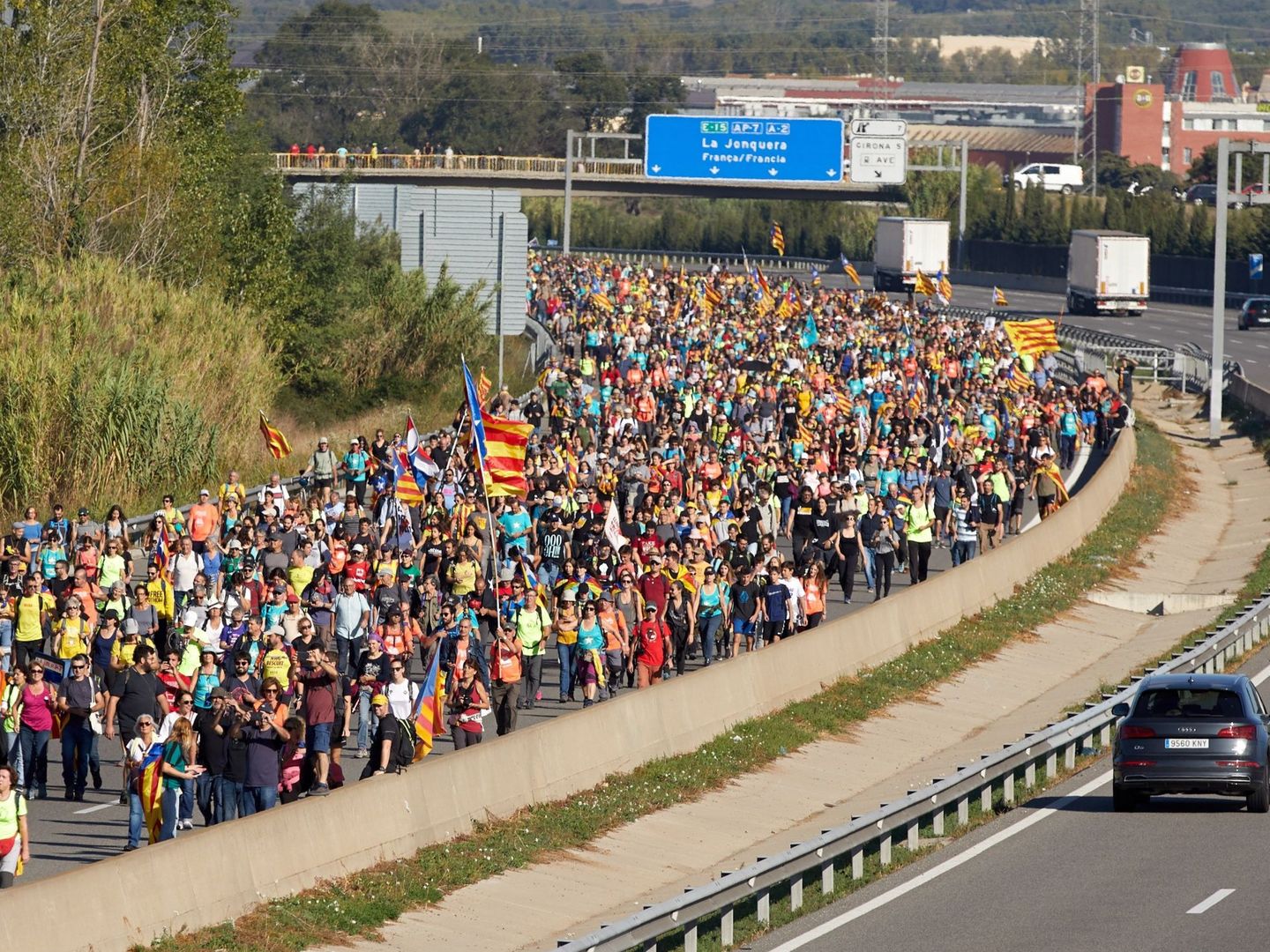 Simpatizantes independentistas caminan por la AP-7 durante el recorrido desde Girona de una de las 'Marchas por la libertad'. (EFE)