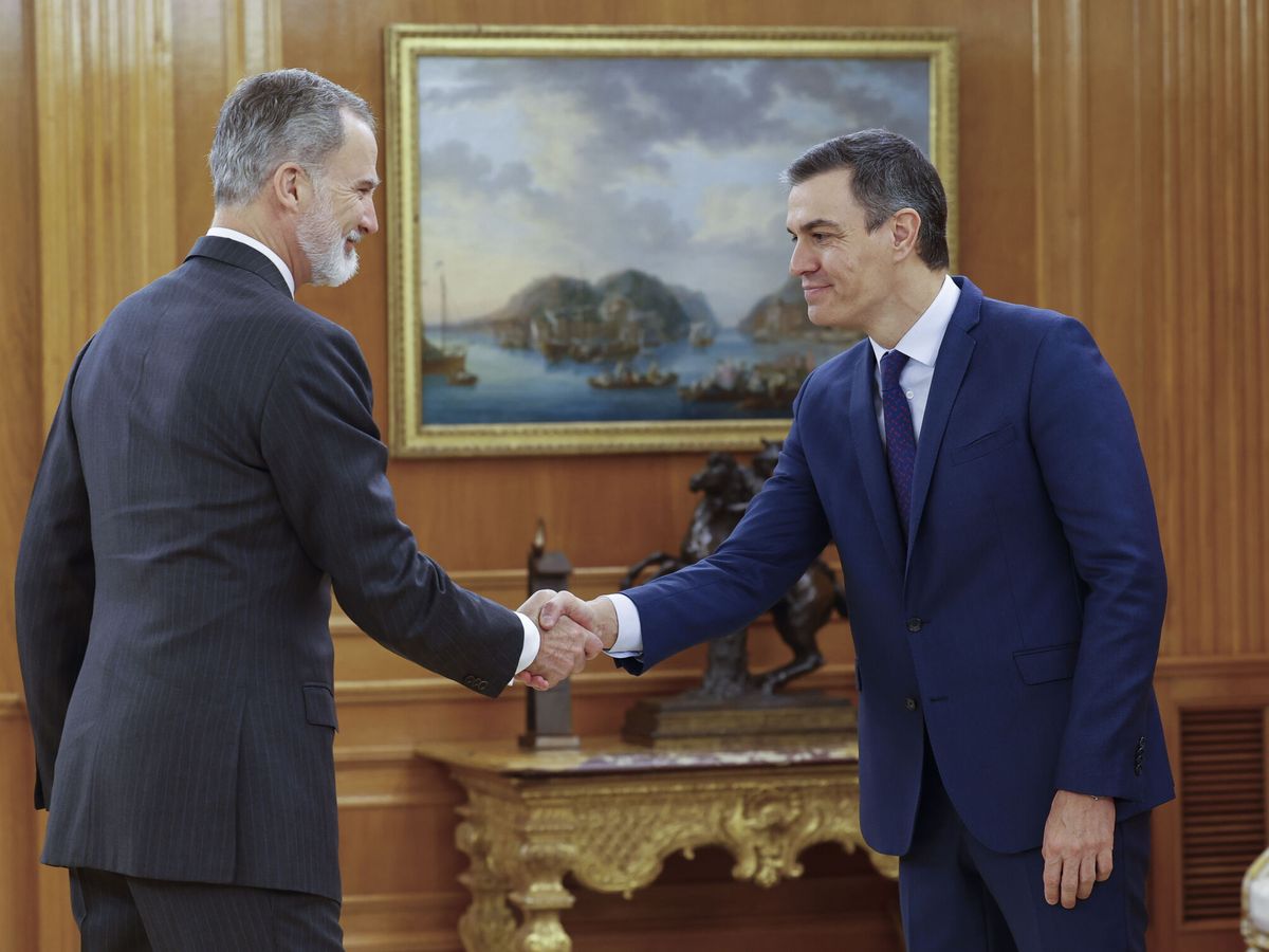 Foto: El rey Felipe VI estrecha la mano al presidente del Gobierno, Pedro Sánchez. (EFE/ Javier Lizón)