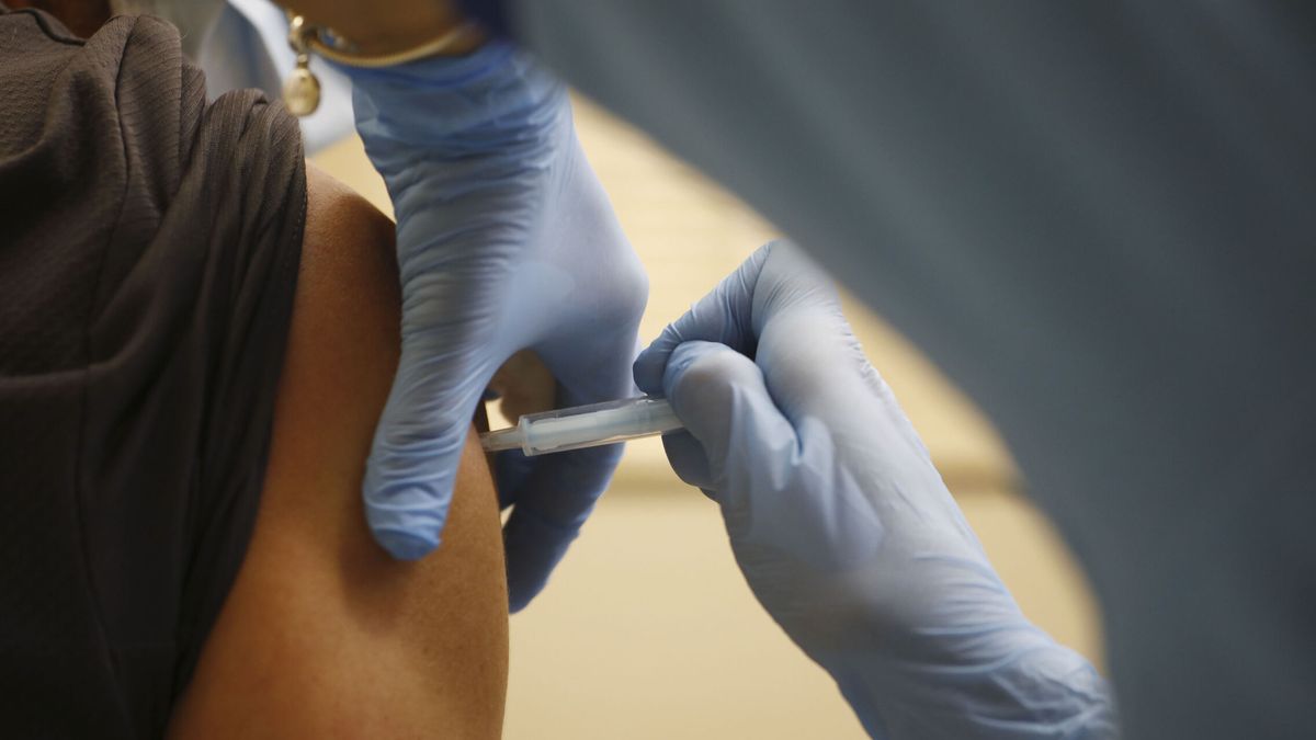 La ciencia estudia al hombre que se puso 217 vacunas COVID: así se encuentra ahora