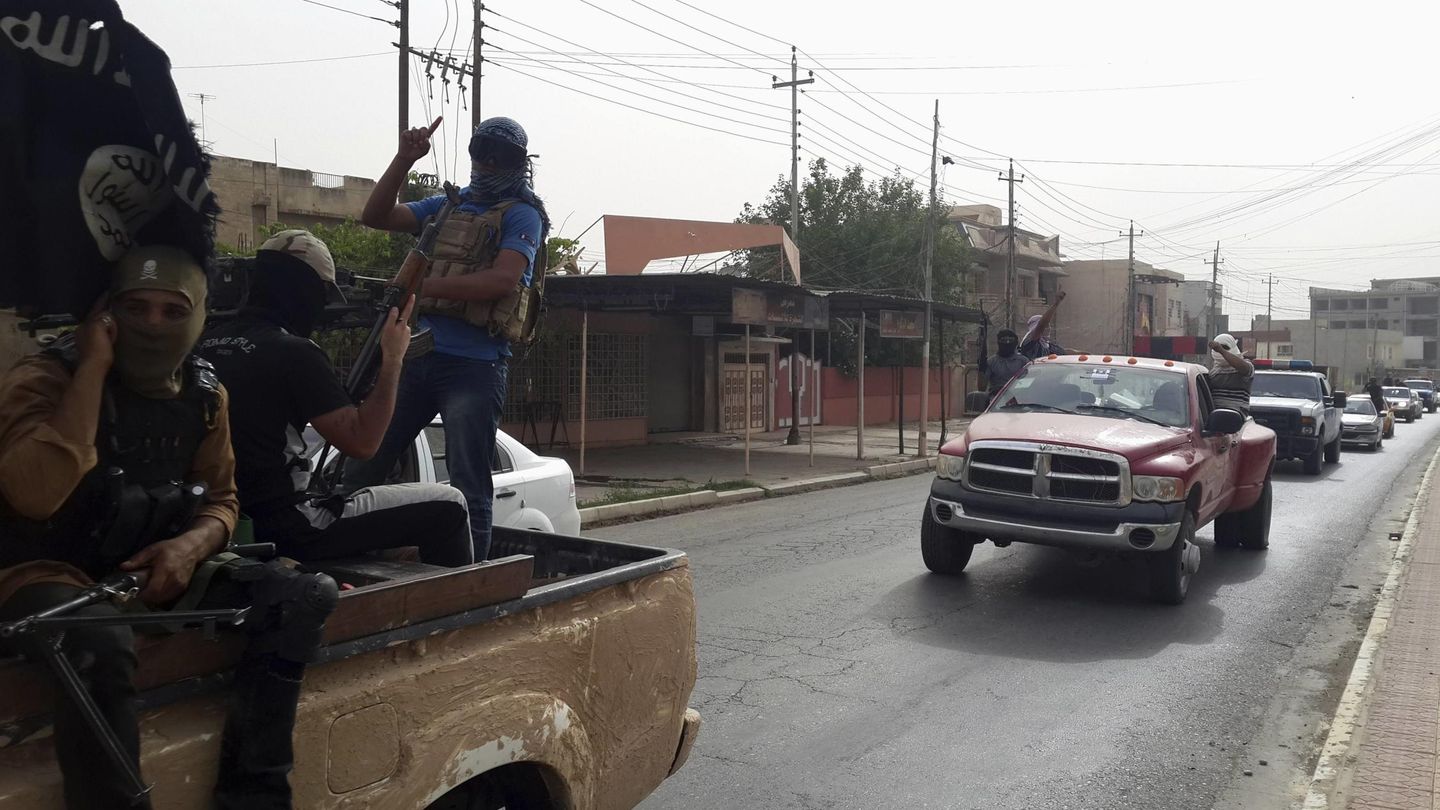 Combatientes del ISIS en Mosul sobre vehículos robados a las fuerzas iraquíes (Reuters).