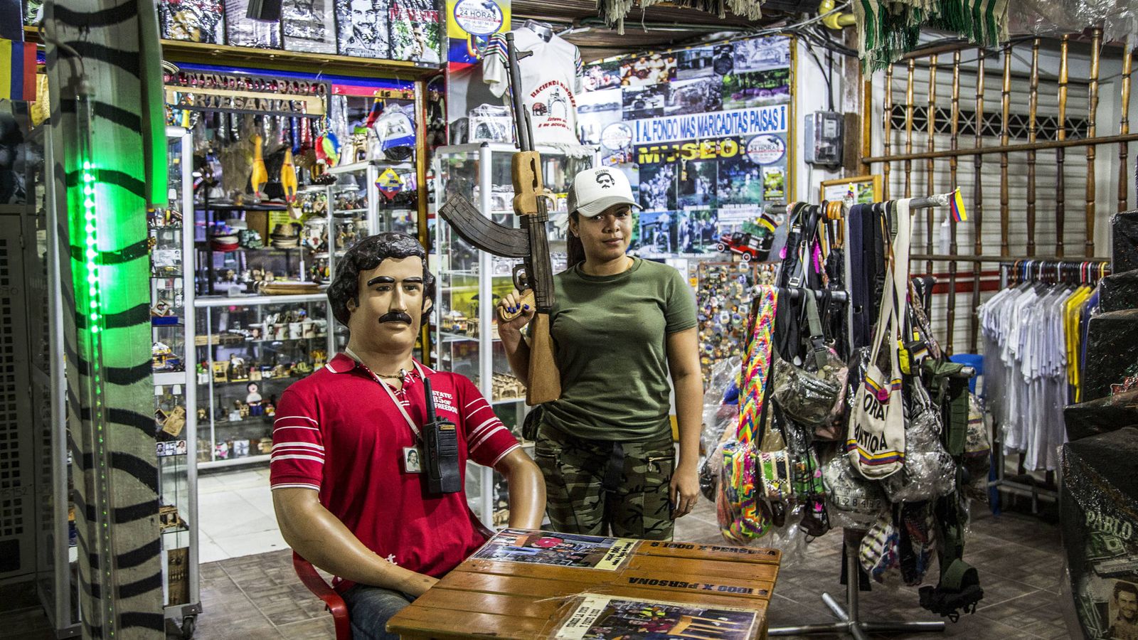 Foto: Una tienda con recuerdos de Pablo Escobar en Doradal. (J. Arcenillas) 