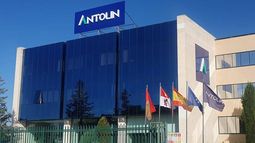 Grupo Antolin y bonistas negocian contrarreloj para evitar una guerra judicial con la banca a la espera