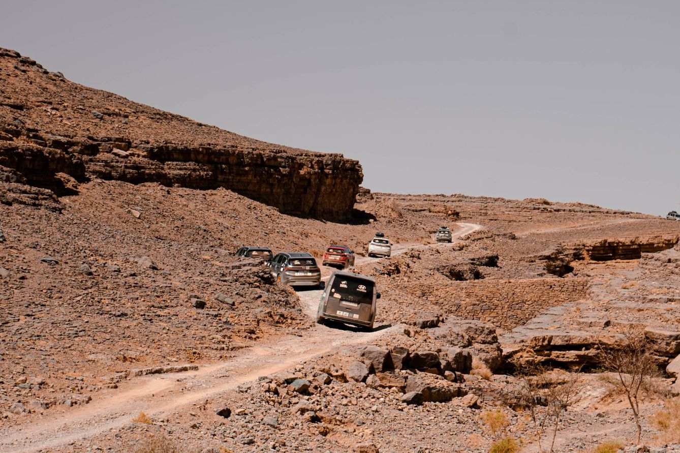 Los vehículos de la caravana de 'El Desierto de los Niños' superaron caminos en muy mal estado.