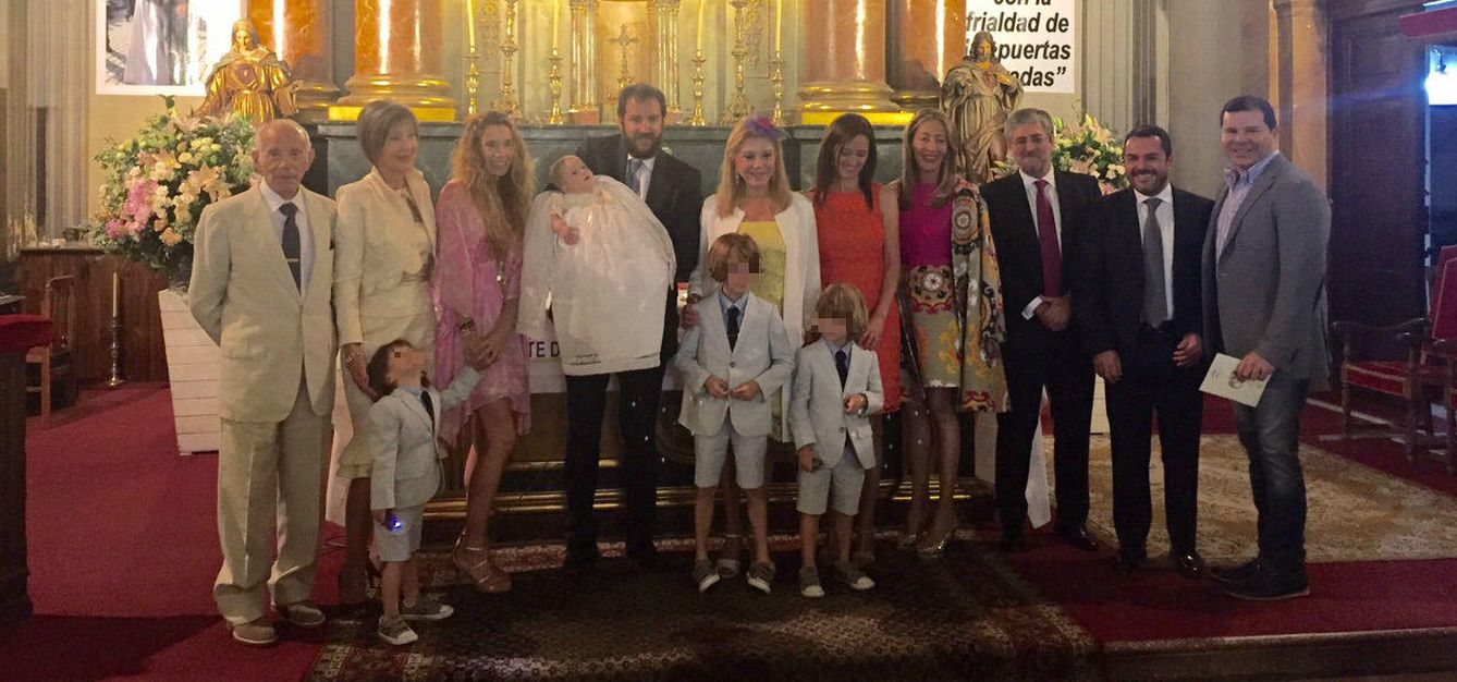 Blanca y sus padres, Borja, Kala,  los barones Thyssen, una amiga de la pareja y los cinco padrinos de la niña (A. Manzano)