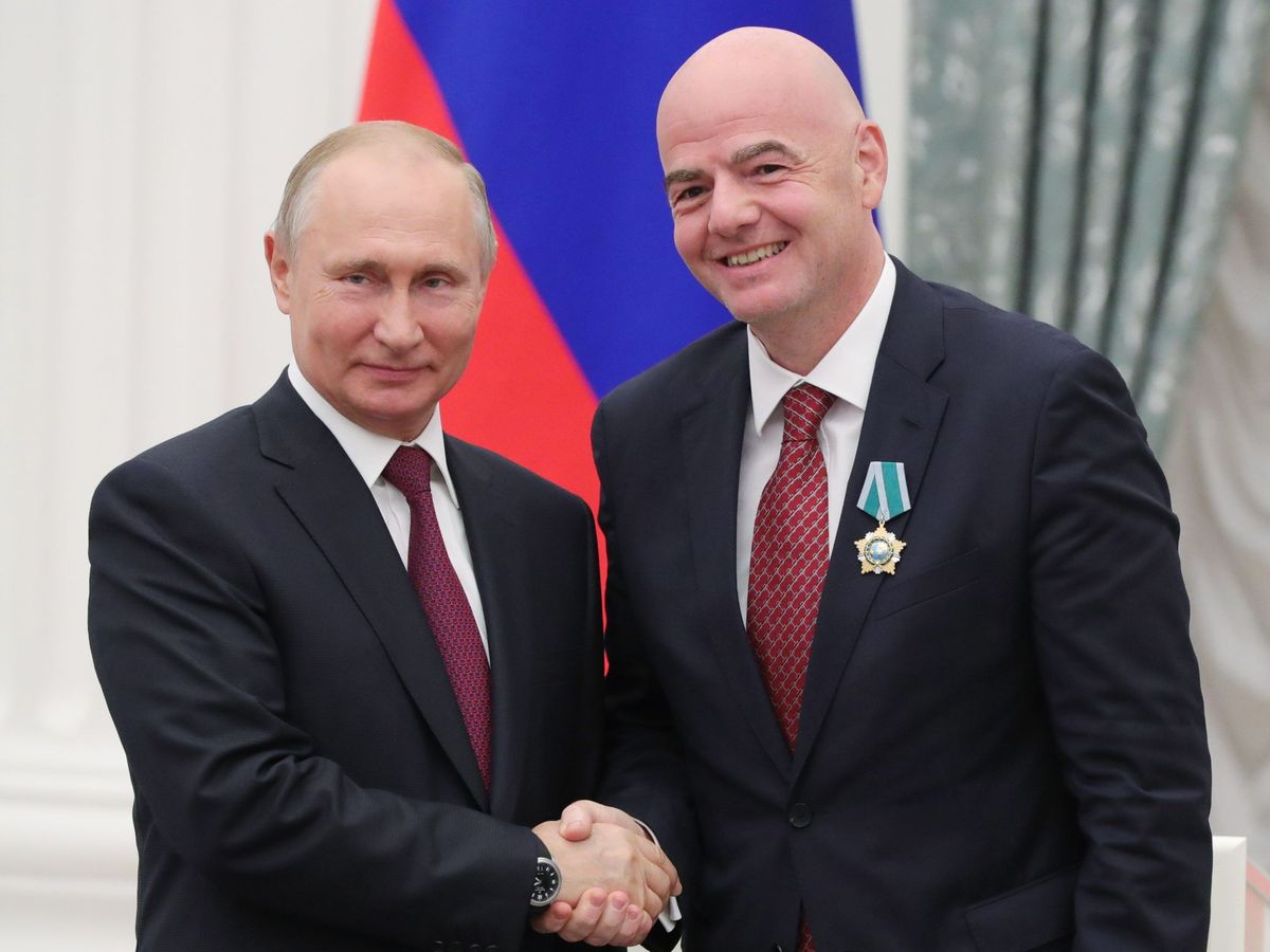 Foto: Fotografía de archivo. El presidente ruso, Vladimir Putin, saluda al presidente de la FIFA, Gianni Infantino (dcha). (EFE/Michael)