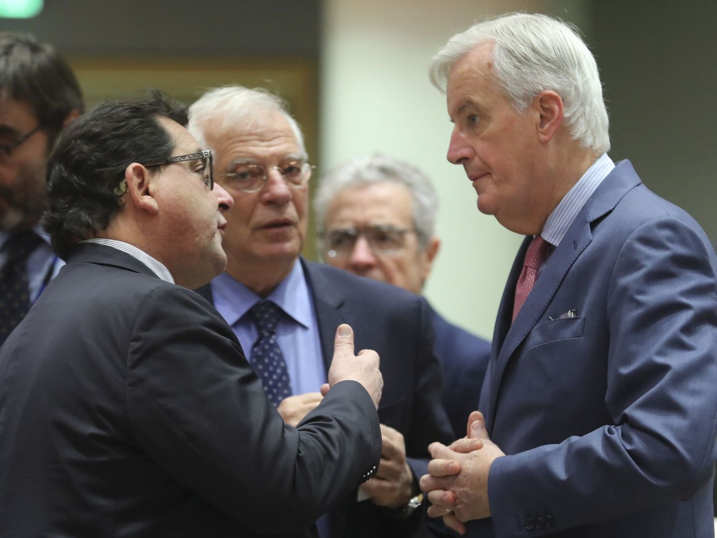 El secretario de Estado para la UE, Luis Marco Aguiriano, el ministro Josep Borrell y el negociador para el Brexit, Michel Barnier. (EFE)