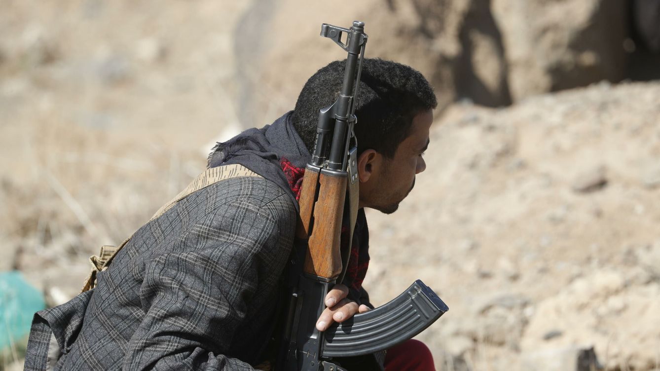 Foto: Un hutí sostiene un arma en medio del aumento de las hostilidades con EEUU. (EFE/EPA/Yahya Arhab) 