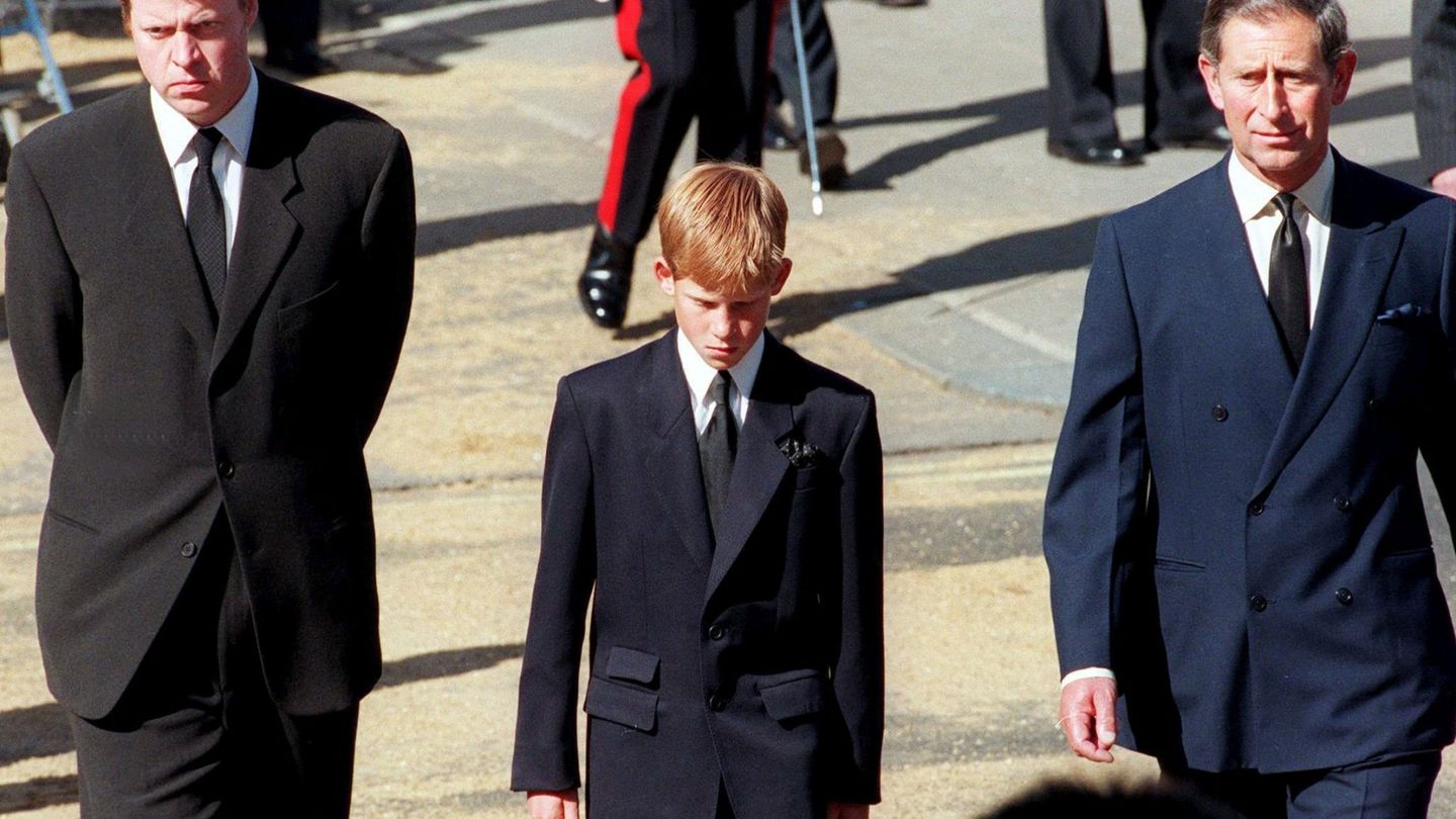 El príncipe Carlos, junto a su hijo Harry y el conde Carlos Spencer, siguiendo el carruaje que transportaba el ataúd de la princesa de Gales en 1997. (EFE)