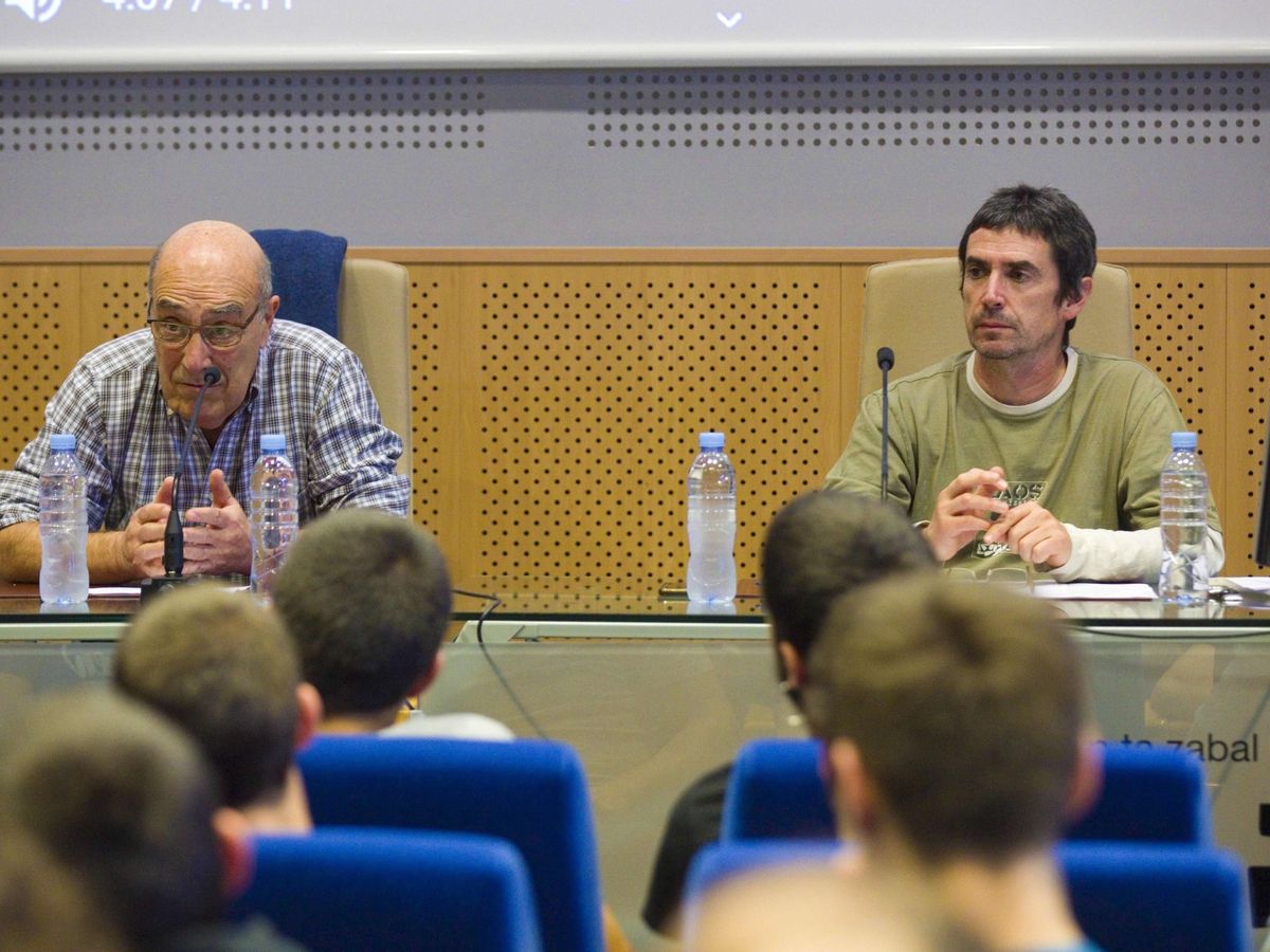 Foto: López de Abetxuko, a la izquierda, y Txema Matanzas, durante la charla en el campus de Vitoria de la UPV-EHU. (EFE)