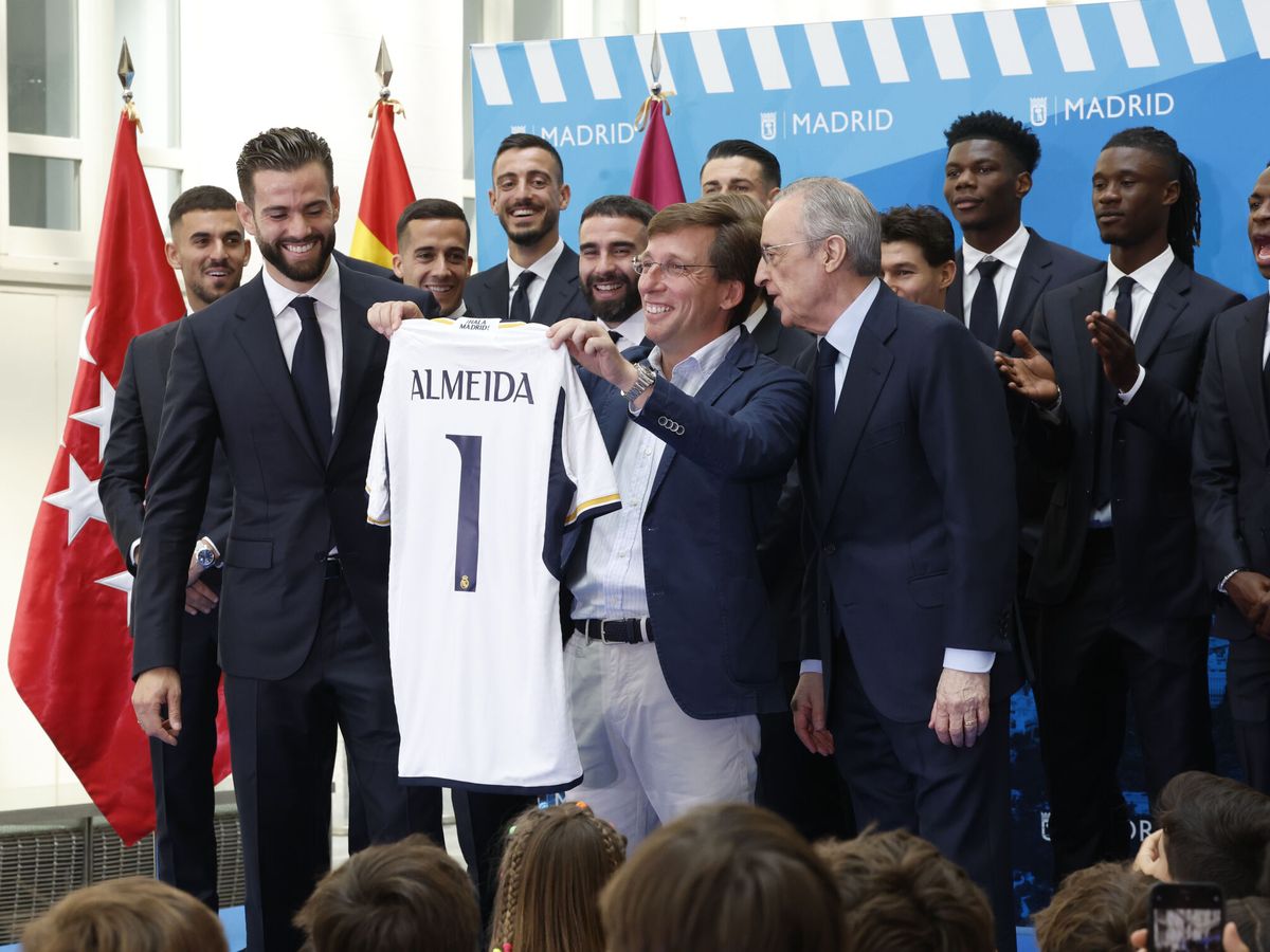 Foto: El alcalde de Madrid junto a los jugadores (EFE/Zipi Aragón)