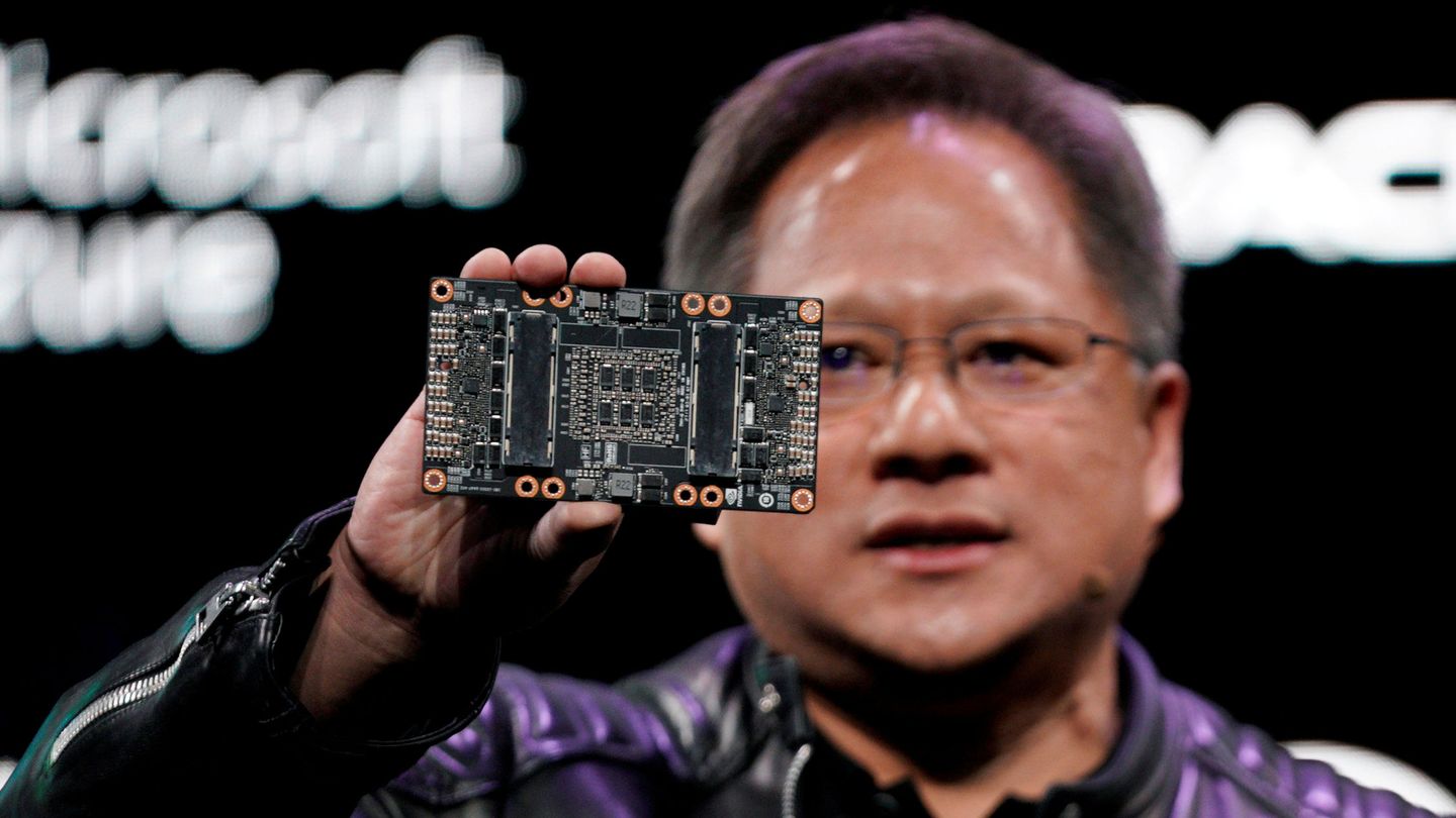 Jensen Huang, CEO de Nvidia, uno de los principales clientes de TSMC, domina el mercado de procesadores avanzados de IA. (Reuters)