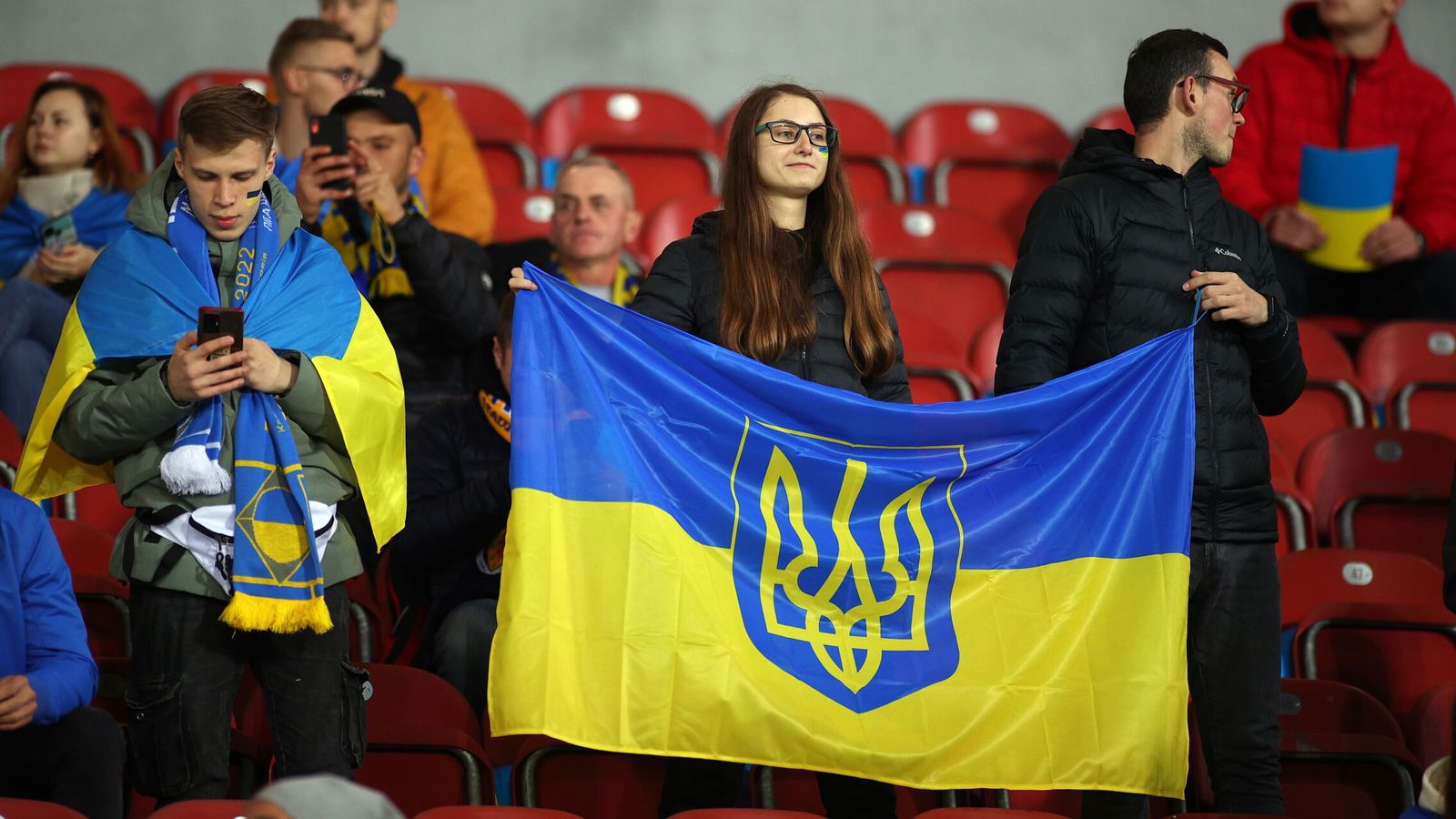 Aficionados ucranianos, durante un encuentro de la Nations League. (EFE/ Lukas Gagulski)