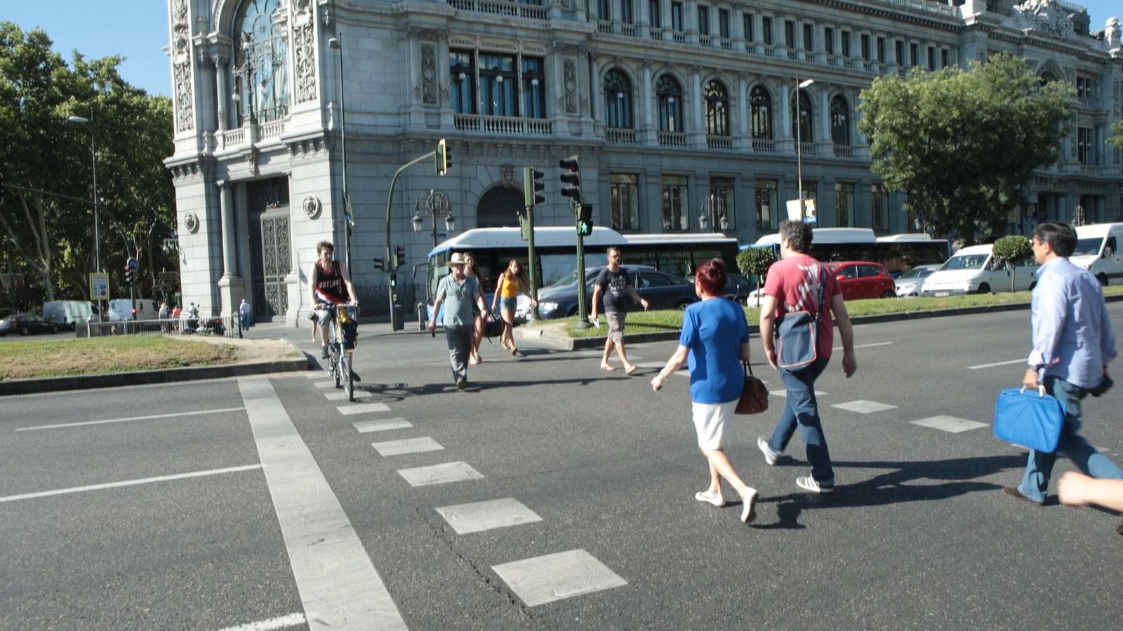 Foto: Peatones en la madrileña calle de Alcalá