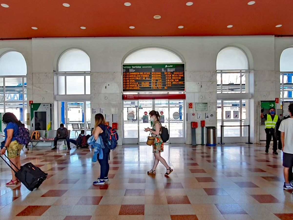Foto: Cuando se conoció la noticia comenzaron a formarse colas en la estación de tren de Lleida. (Ferran Barber)