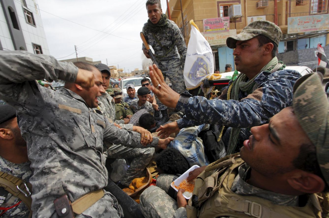 Un soldado iraquí golpea a un miembro del Daesh capturado en Tikrit,, en abril de 2015 (Reuters)