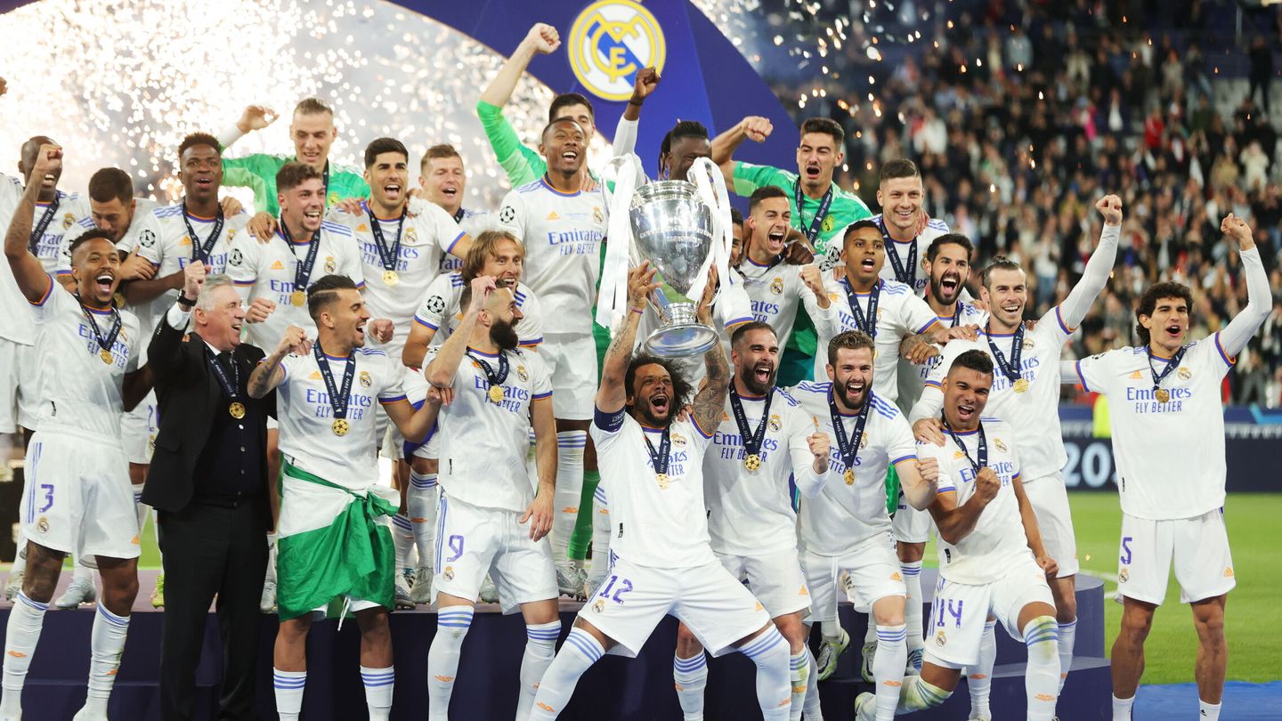 Marcelo levanta la Copa de Europa al cielo de París. (EFE/Rodrigo Jiménez)