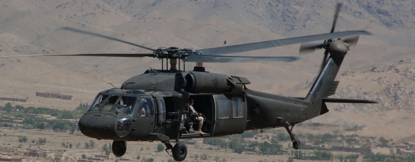 Un UH-60 Black Hawk estadounidense sobrevuela Afganistán. (Vernell Hall, Ejército EEUU - Wikipedia)
