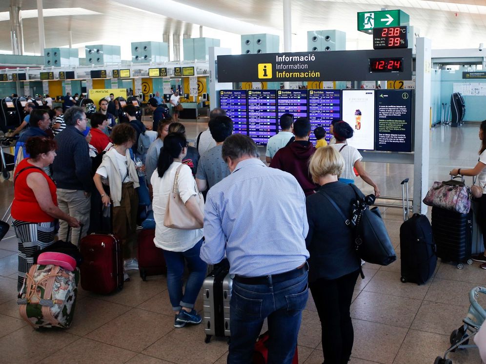 Foto: Cancelados 55 vuelos en el Aeropuerto de Barcelona por la huelga independentista. (EFE)