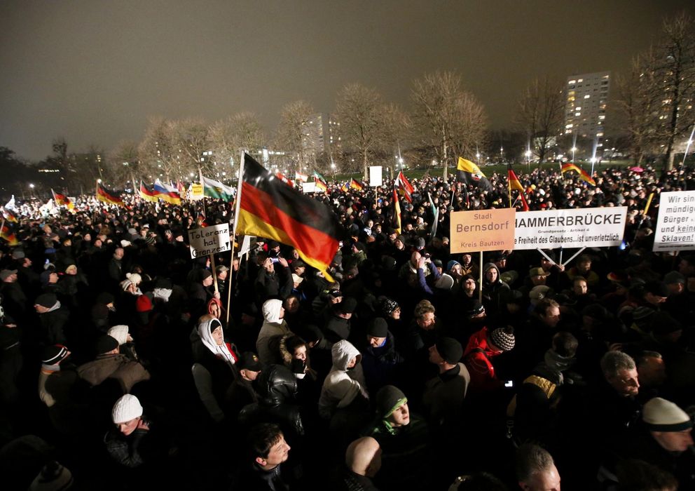 Foto: Alemanes participan en una manifestación convocada por PEGIDA (Patriotas europeos contra la islamización de Occidente) en Dresde el 5 de enero (Reuters).