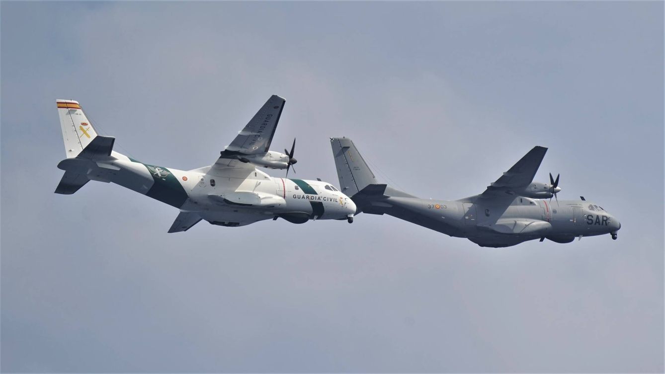 Espectacular pasada en formación de dos CN-235 de vigilancia marítima, uno perteneciente al Ejército del Aire y del Espacio y el otro a la Guardia Civil. (Ángel del Peso)