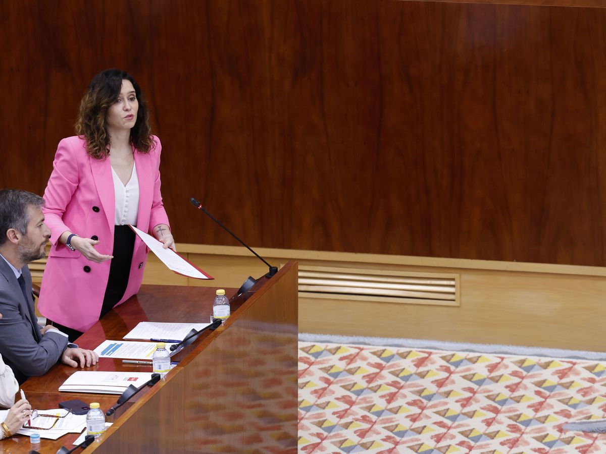Foto: La presidenta de la Comunidad de Madrid, Isabel Díaz Ayuso, interviene durante el pleno de la Asamblea de Madrid, este jueves. (EFE/Javier Lizón)