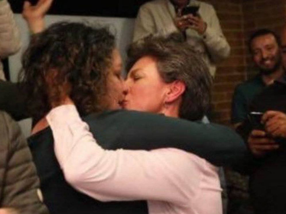 Foto: Claudia López y Ángela Lozano se besan, en un vídeo que sus seguidores han colgado en YouTube. 