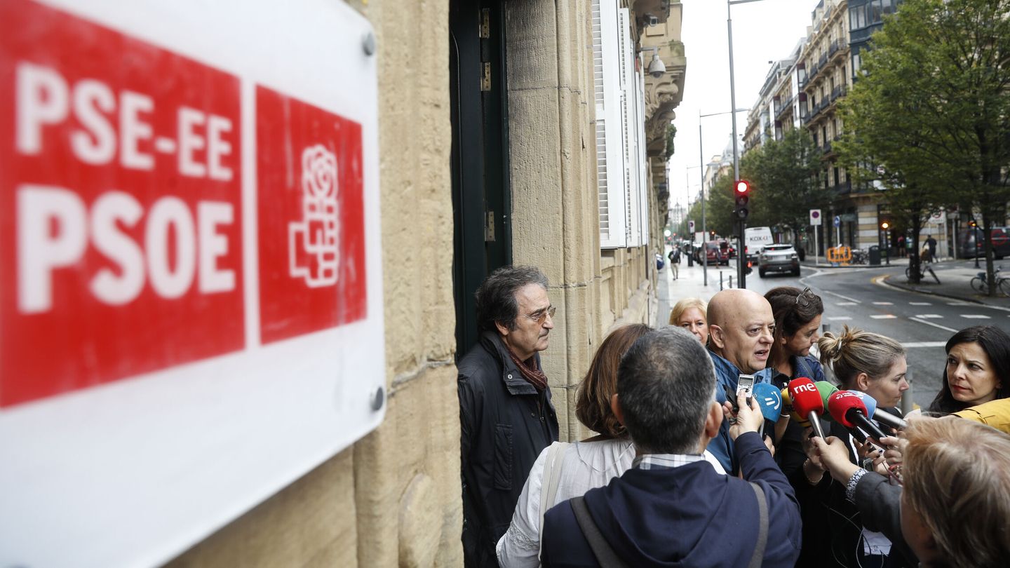 Elorza atiende a los medios de comunicación este lunes. (EFE/Juan Herrero)