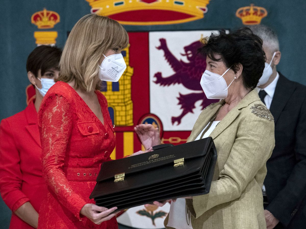 Foto: La nueva ministra de Educación y Formación Profesional, Pilar Alegría (i), recibe la cartera ministerial de manos de Isabel Celaá. (EFE)