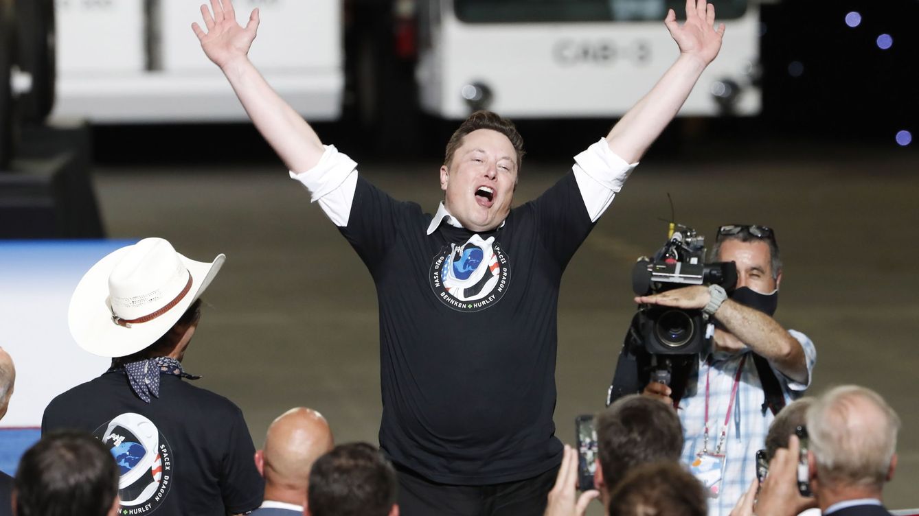 Foto: Elon Musk celebra el lanzamiento de la cápsula Crew Dragon. (EFE)