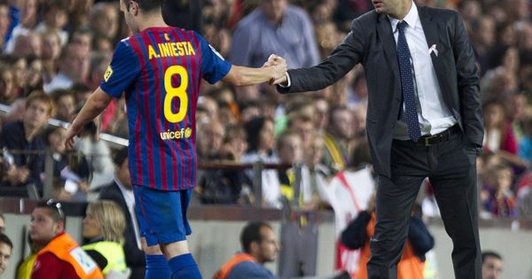 Foto: Pep Guardiola saluda a Iniesta tras sustituirle en un partido de Liga con el Barça. (EFE)