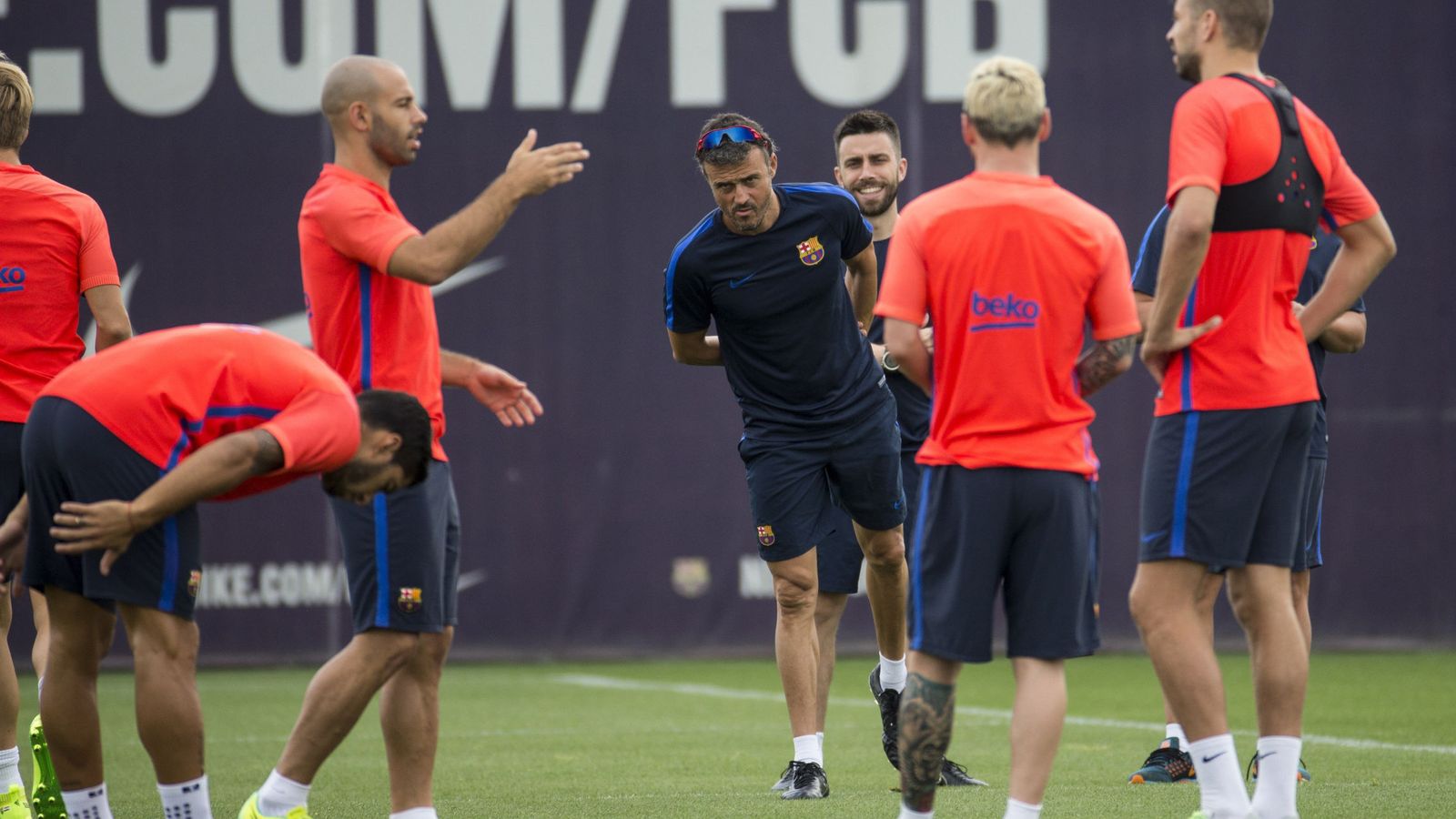 Foto: Luis Enrique, rodeado de varios jugadores, durante un entrenamiento del Barcelona (EFE)