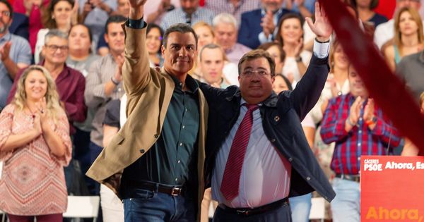 Foto: El presidente de Estremadura y Pedro Sánchez, en el mitin en Cáceres (EFE/Jero Morales)