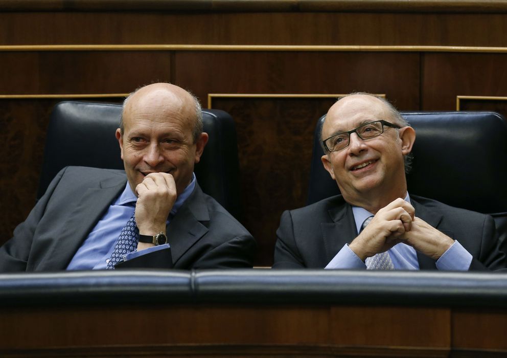 Foto: Los ministros Wert y Montoro, en el Congreso. (Efe)
