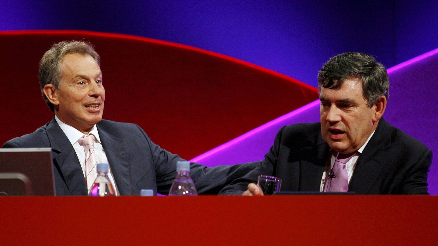Gordon Brown y Tony Blair, durante la conferencia anual del Partido Laborista británico, en Mánchester, en 2010. (EFE)