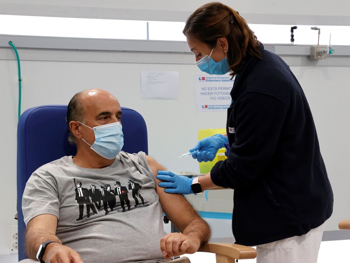 Foto: El viceconsejero de Salud Pública de la Comunidad de Madrid, Antonio Zapatero, recibe la vacuna contra el coronavirus en el hospital público Enfermera Isabel Zendal. (EFE)