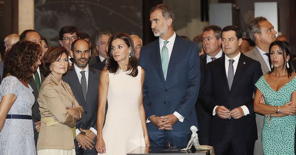 Foto: Los Reyes inauguran en Sevilla este jueves la exposición de Magallanes y Elcano, con Carmen Calvo, María Jesús Montero y Juanma Moreno. (EFE)
