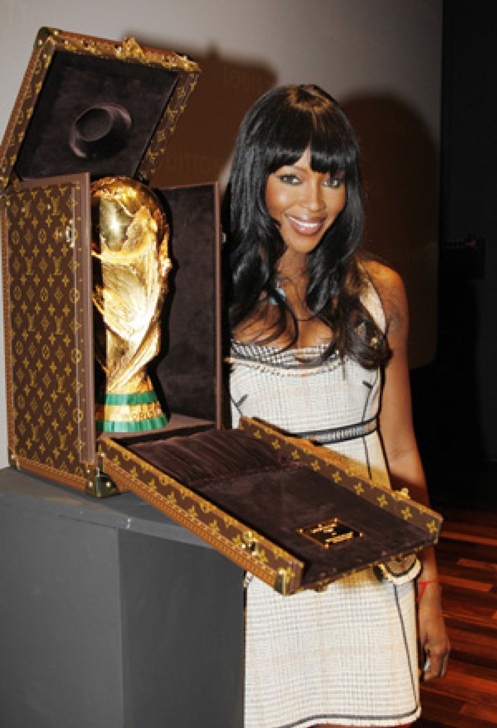 Foto: Naomi Campbell presenta el estuche oficial de la Copa del Mundo, diseñada por Louis Vuitton