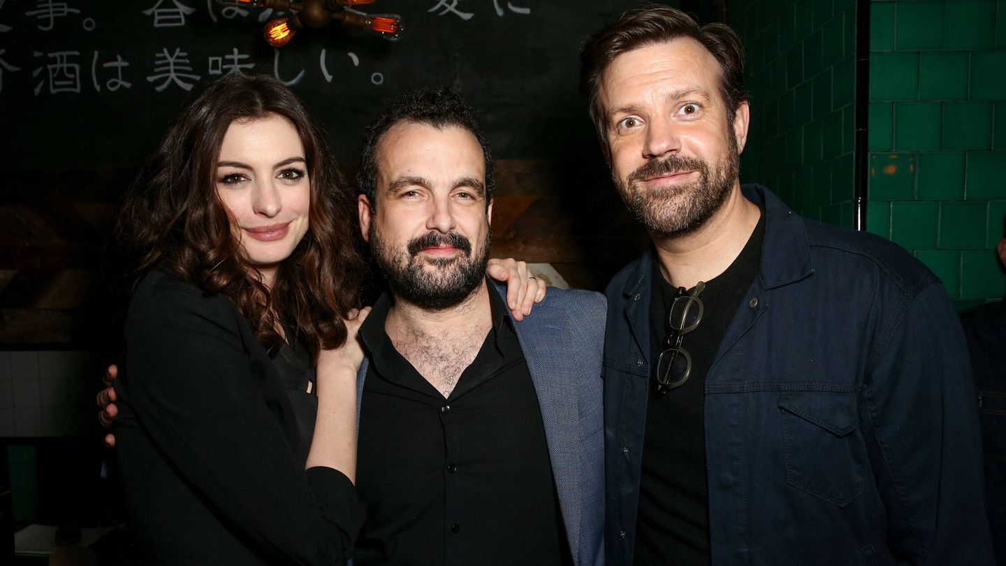El director con los protagonistas de 'Colossal', Anne Hathaway y Jason Sudeikis. (Getty)