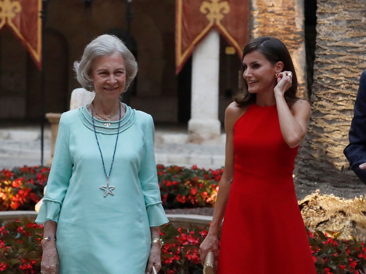 Zara tiene el vestido rojo cuello halter para emular a reina Letizia