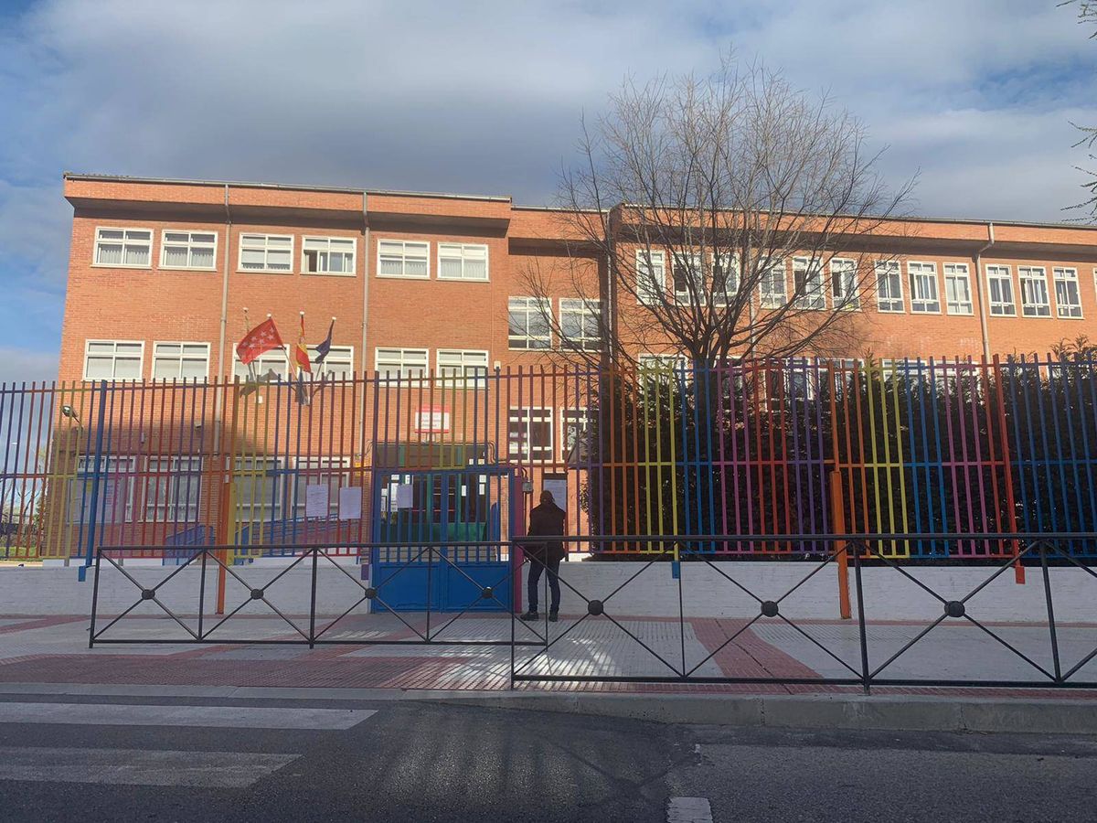 Foto: La entrada del colegio público Juan Ramón Jiménez, en Torrejón de Ardoz, donde una maestra ha dado positivo en coronavirus. (Foto: P.G.)